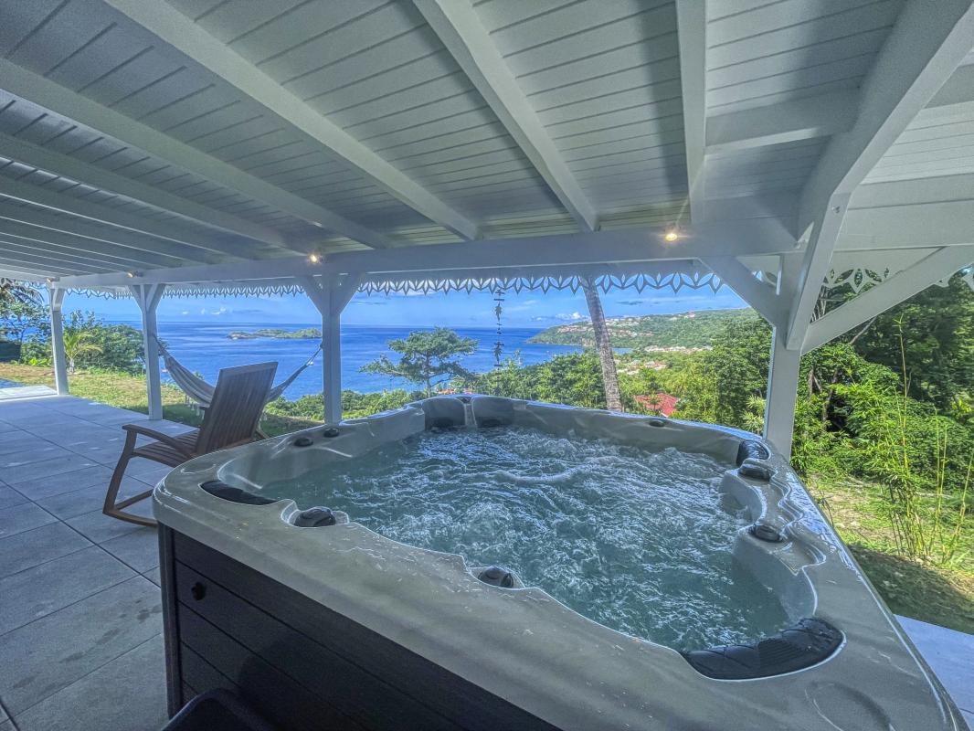 38.Location villa piscine vue mer Bouillante Guadeloupe_Jacuzzi vue mer